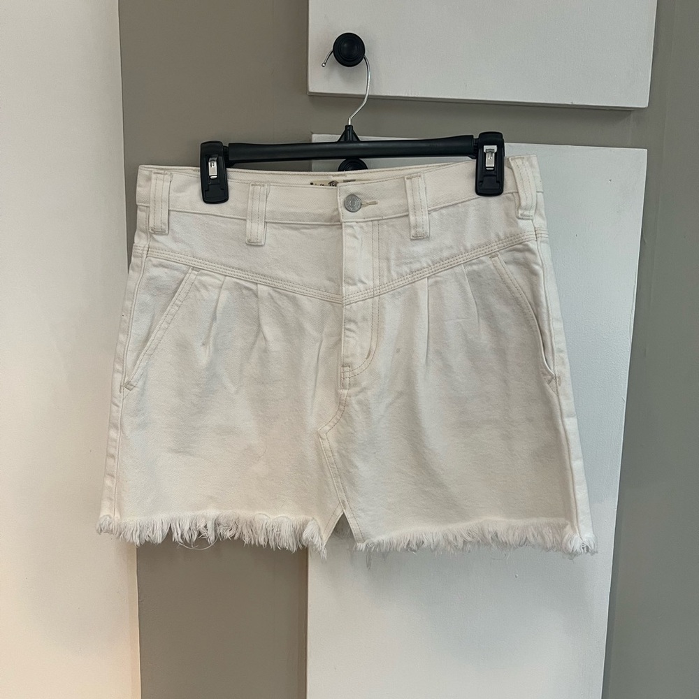 PREOWNED WE THE FREE WOMENS WHITE DENIM SKIRT SIZE 27